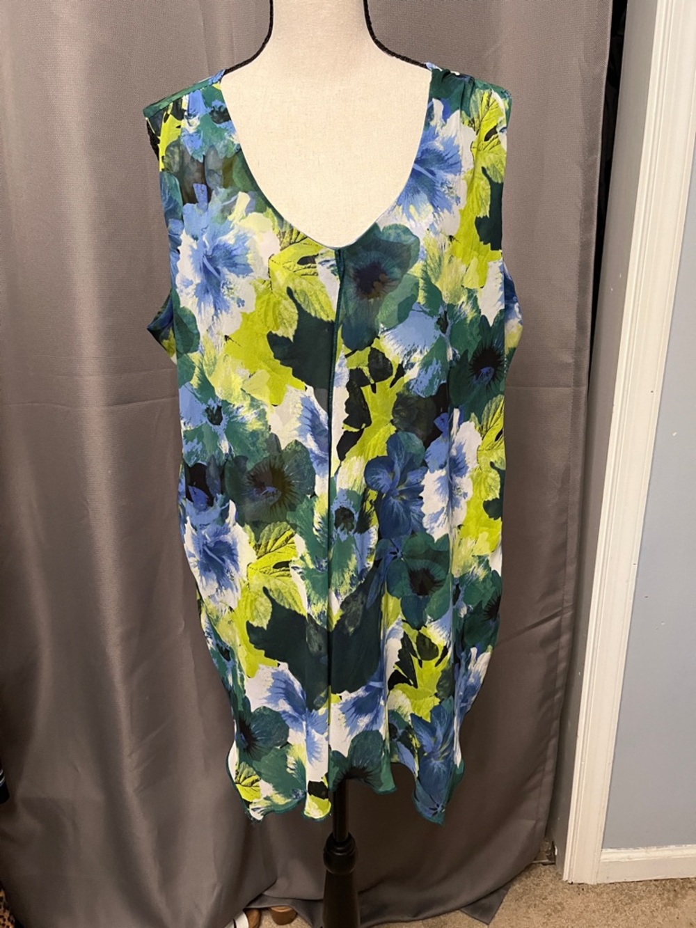 Sleeveless V-Neck Floral Tank Top in Blue & Green